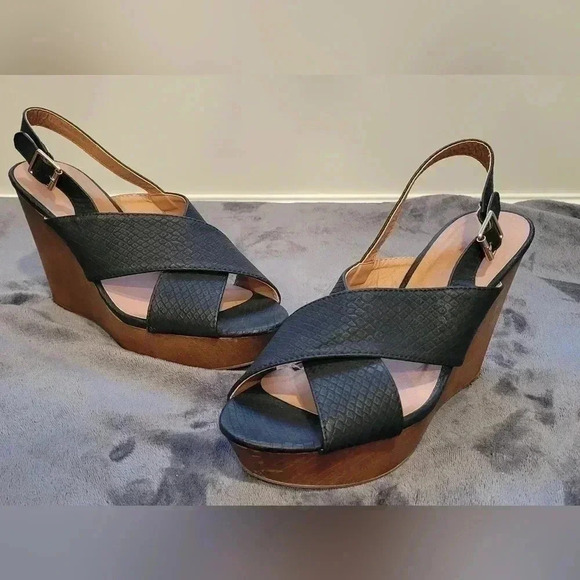 Size 10, Maurices Wedge Peep Toe Strappy Heels Sandals in black - Picture 2 of 11